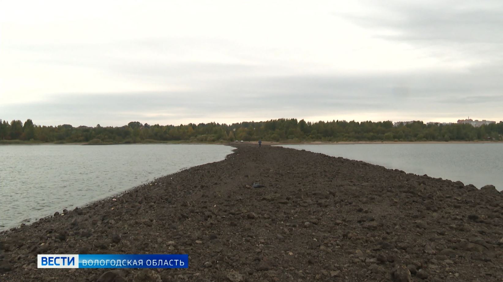 Пешком до фарватера: в Шексне-реке значительно понизился уровень воды